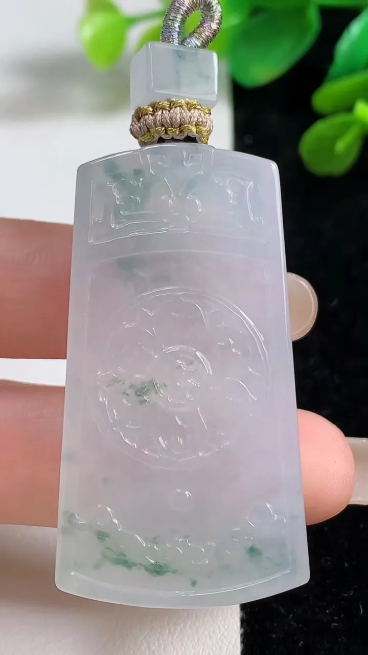 天然A货翡翠冰种飘花仿古无事牌吊坠，尺寸49-26.4-5.6，重量:20.89g
9月7日