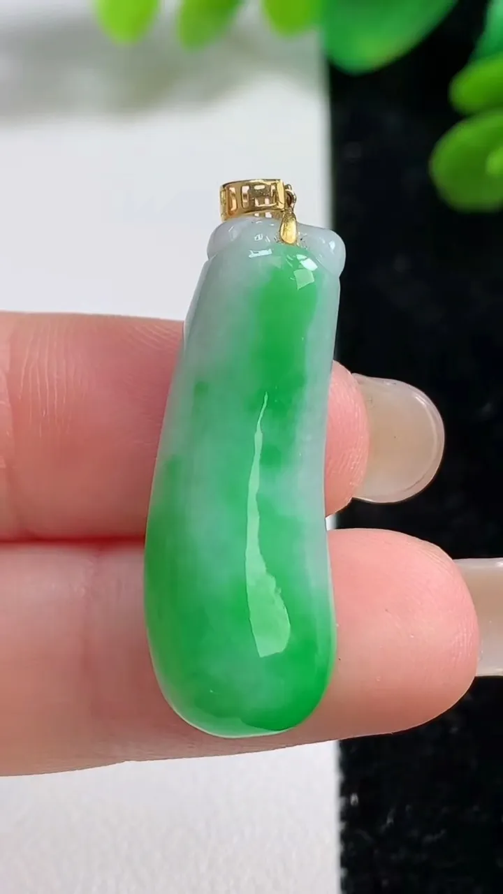 天然A货翡翠福瓜吊坠，尺寸32.8-11.6-5，重量:4.26g
9月7日