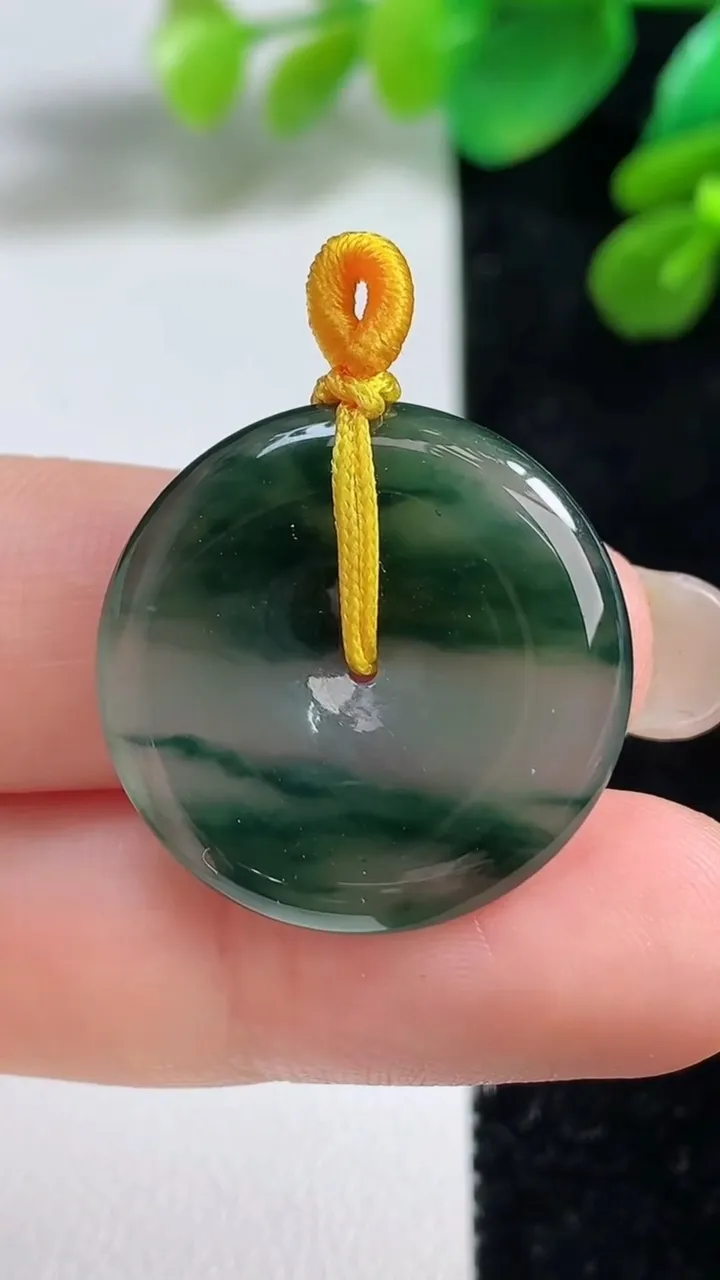 天然A货翡翠冰种飘花平安扣吊坠，尺寸24-4，重量:5.04g
9月7日