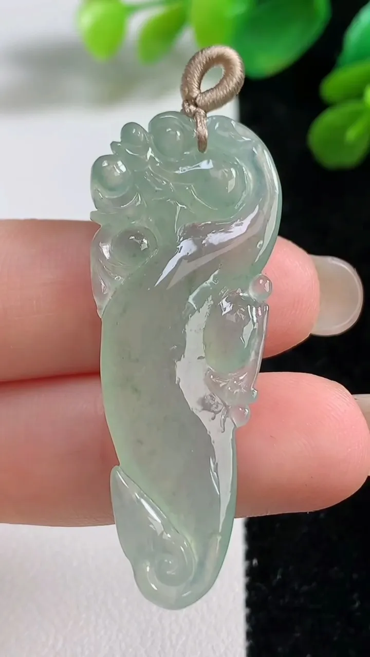 天然A货翡翠龙牌吊坠，尺寸45.8-16.8-4，重量:5.60g
9月7日