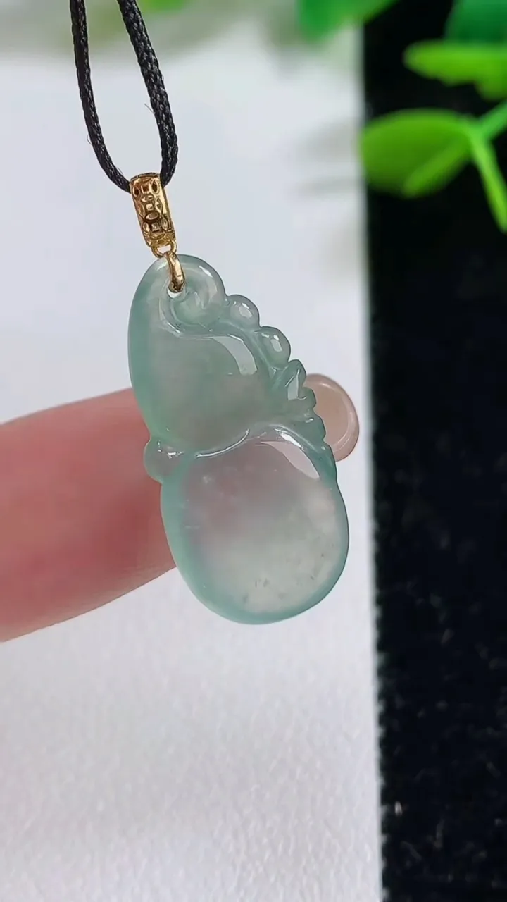 天然A货翡翠葫芦吊坠，尺寸23-6.9-4.3，重:2.02g
9月7日