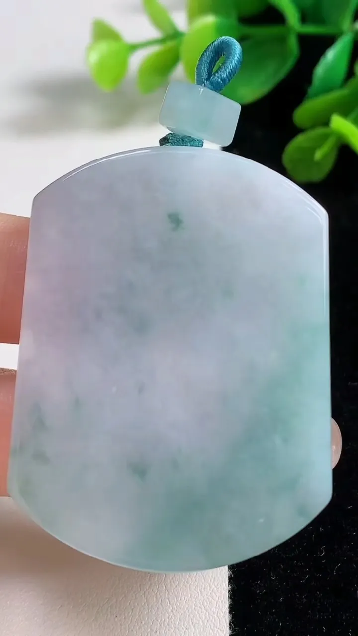 天然A货翡翠飘花无事牌吊坠，尺寸50.8-39-5.7，重量:33.74g
9月7日