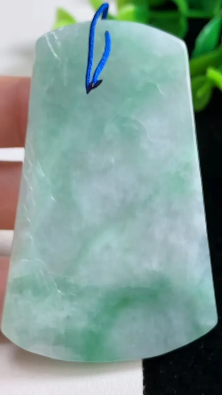 天然A货翡翠山水牌吊坠，尺寸70.4-45.6-5.5，重量:38.05g
9月7日