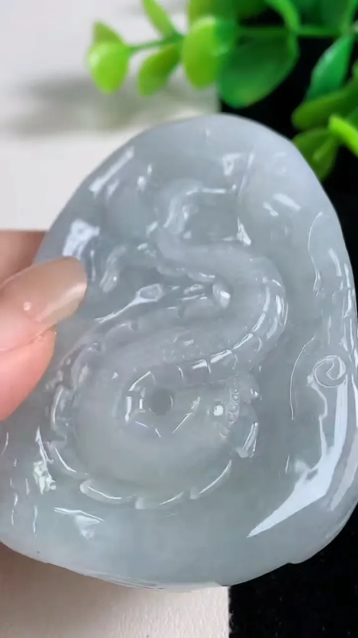 天然A货翡翠龙牌吊坠，尺寸67.3-48.5-9，重量:47.57g
9月7日