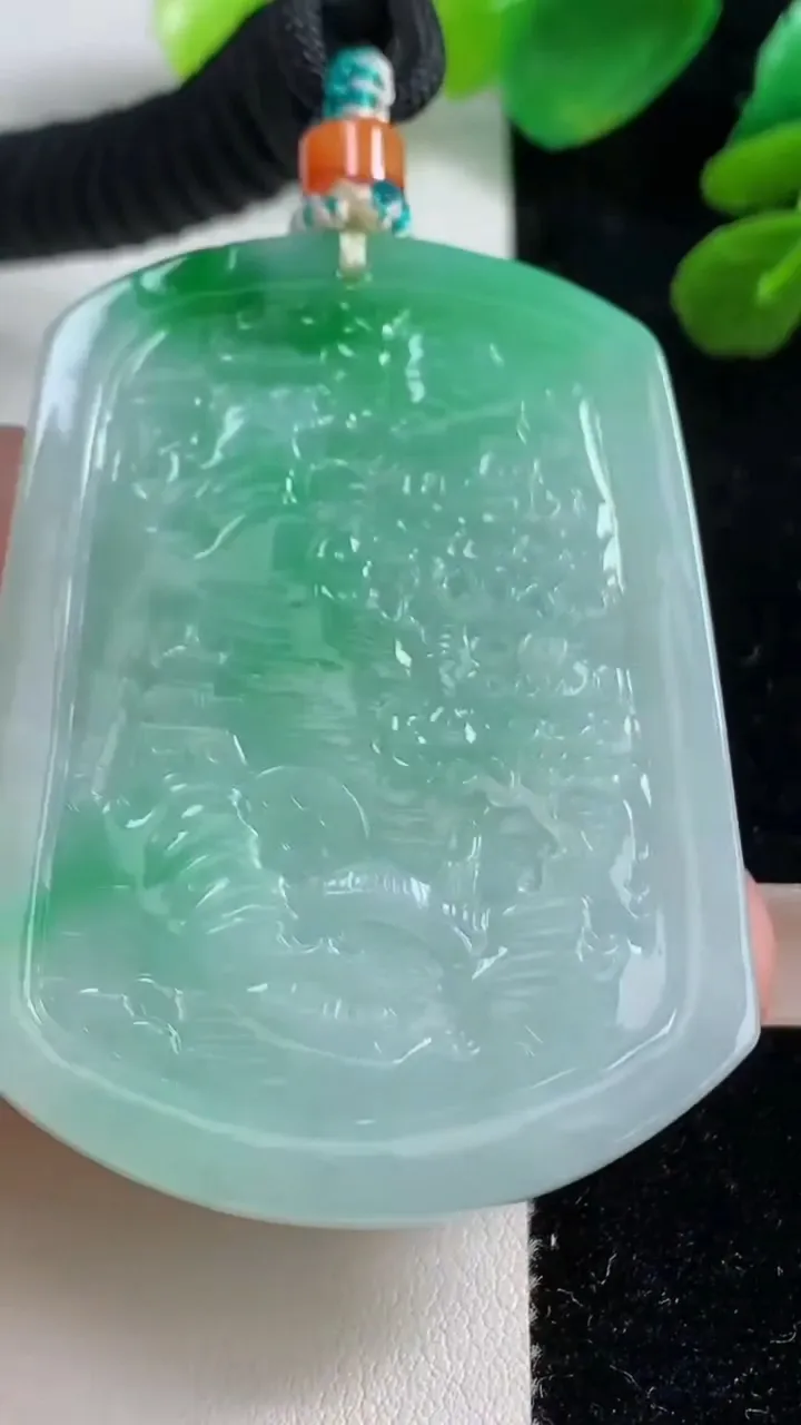 天然A货翡翠山水牌吊坠，尺寸53.3-40.4-5.3，重量:31.36g
9月7日