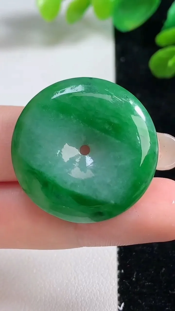 天然A货翡翠平安扣吊坠，尺寸29.6-5，重量:9.15g
9月7日