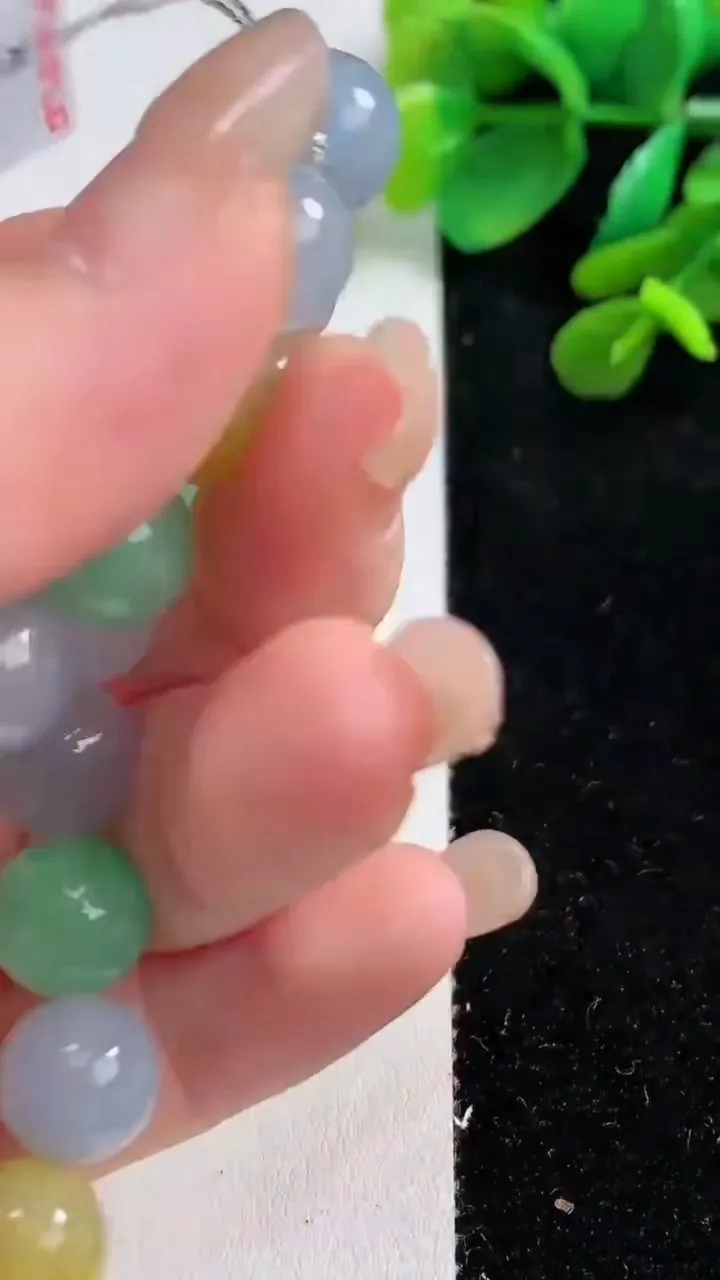 天然A货翡翠三彩圆珠手串，尺寸9.8-19颗，重量:32.47g9月7日
工厂直销收藏佳品,种好水足，色泽均匀，有种有色，上手高大气！