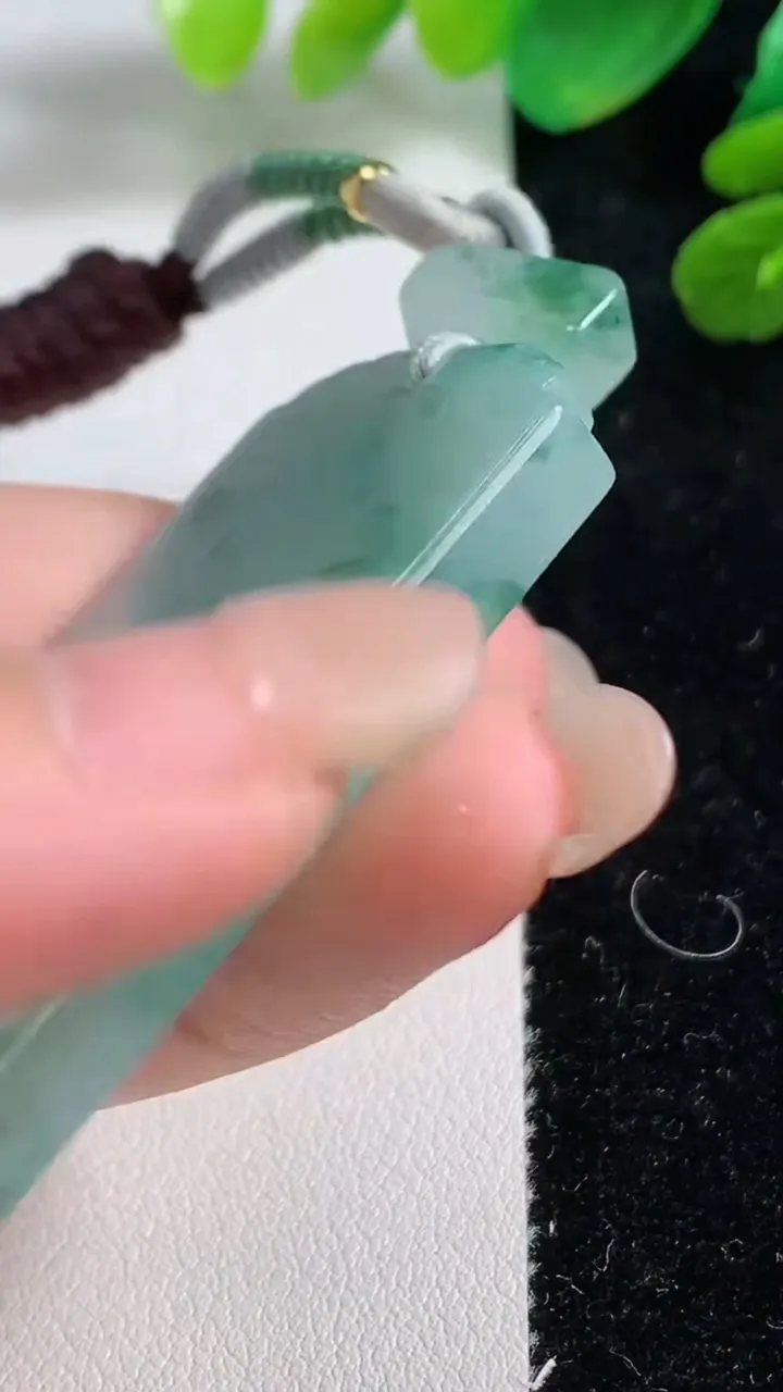 天然A货翡翠种飘花仿古无事牌吊坠，尺寸51-27-5.6，重量:29.17g
9月7日