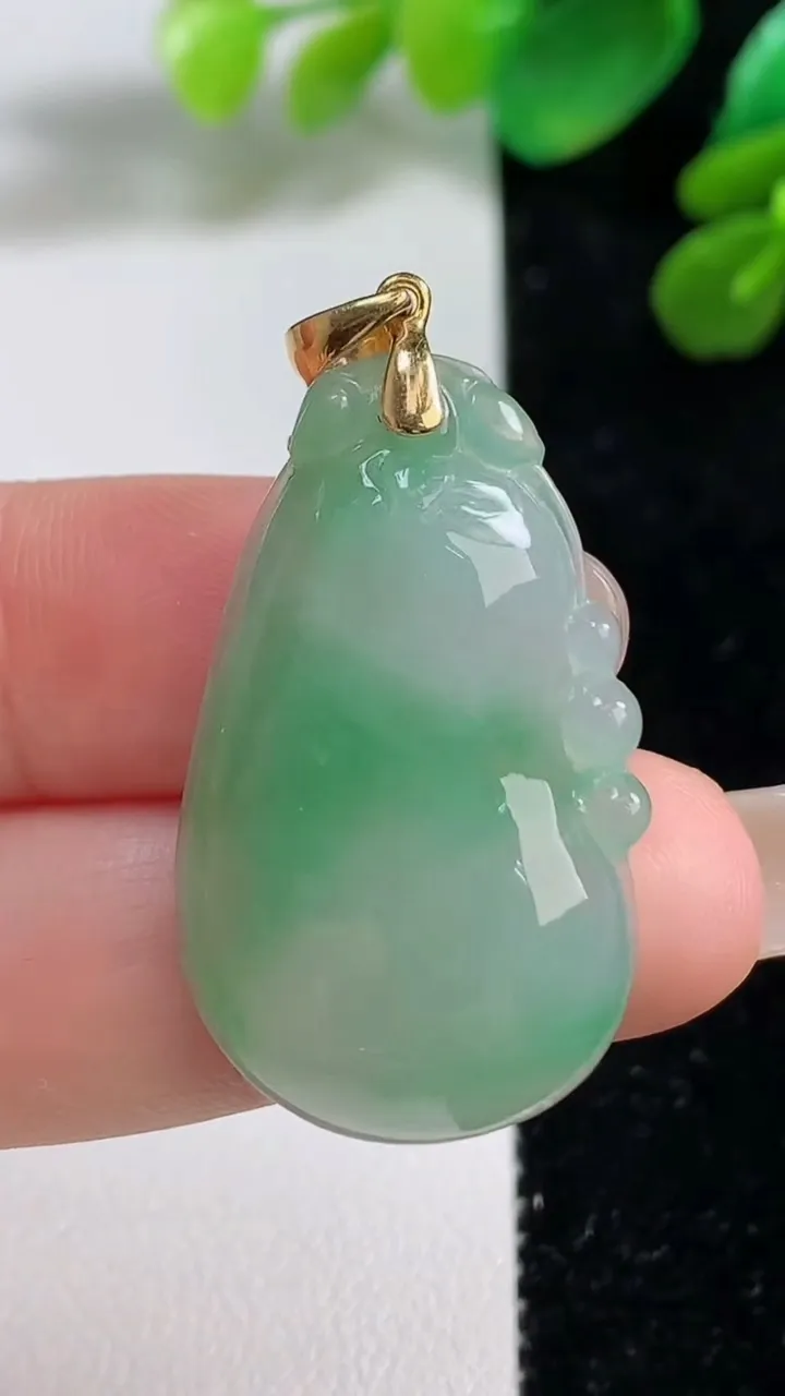 天然A货翡翠福瓜吊坠，尺寸33.2-20-5.7，重量:7.47g
9月7日