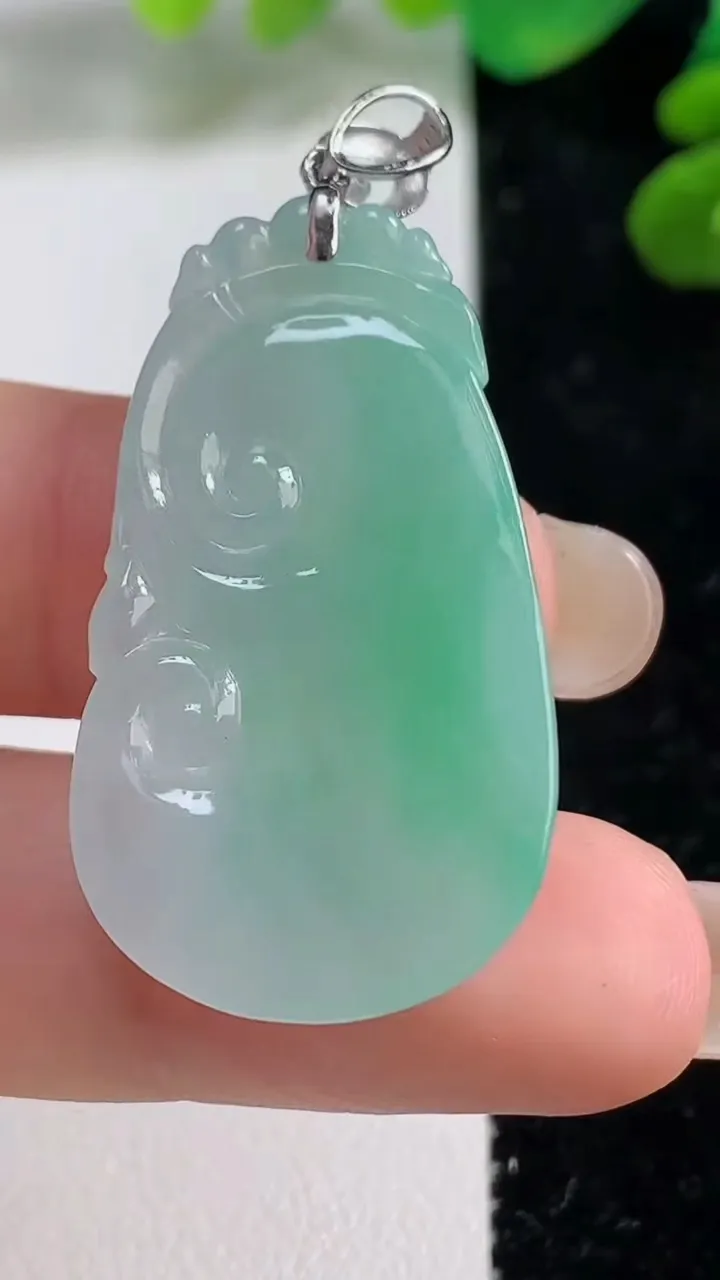 天然A货翡翠如意吊坠，尺寸35.7-20.6-5.6，重量:8.80g
9月7日