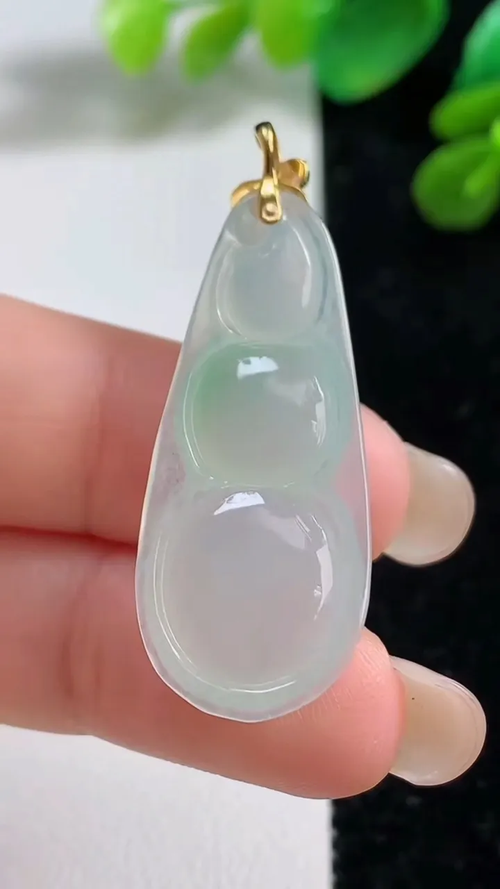 天然A货翡翠福豆吊坠，尺寸36.8-15.2-5.5，重量:4.89g
9月7日
