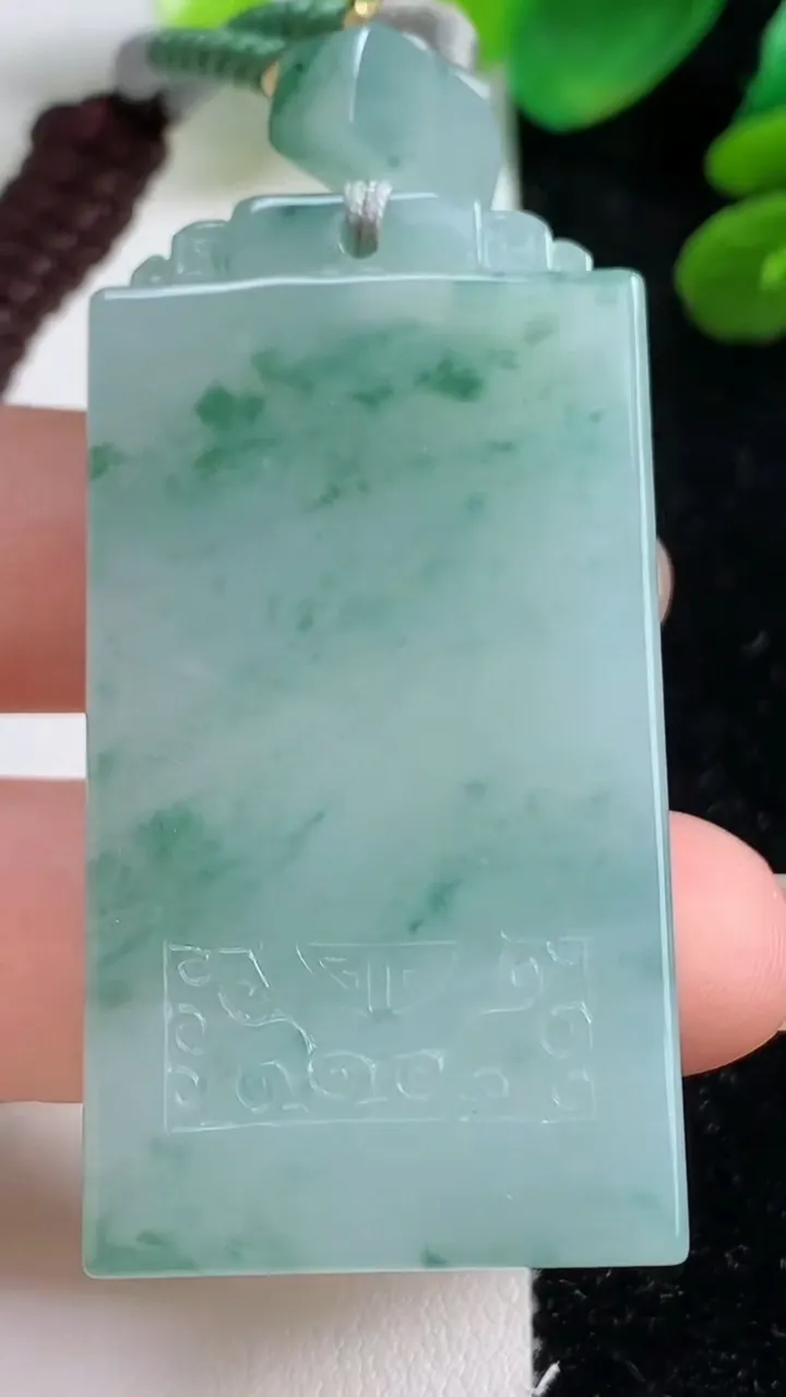 天然A货翡翠种飘花仿古无事牌吊坠，尺寸51-27-5.6，重量:29.17g
9月7日