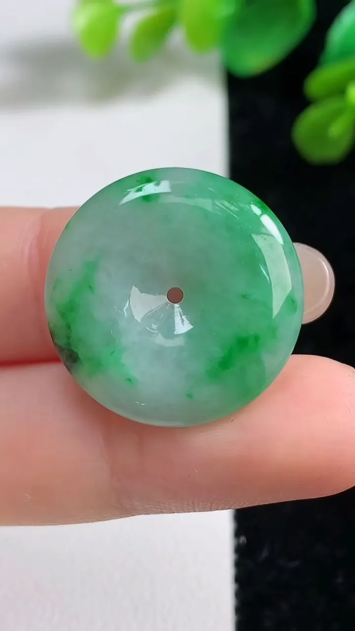 天然A货翡翠平安扣吊坠，尺寸23.3-4.5，重量:5.20g
9月7日