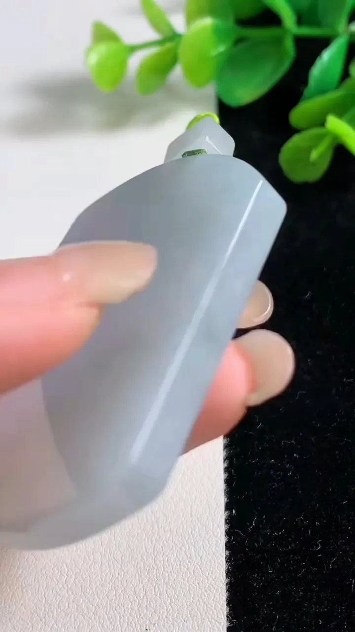 天然A货翡翠飘花无事牌吊坠，尺寸54.2-39.8-6.2，重量:40.85g
9月7日
