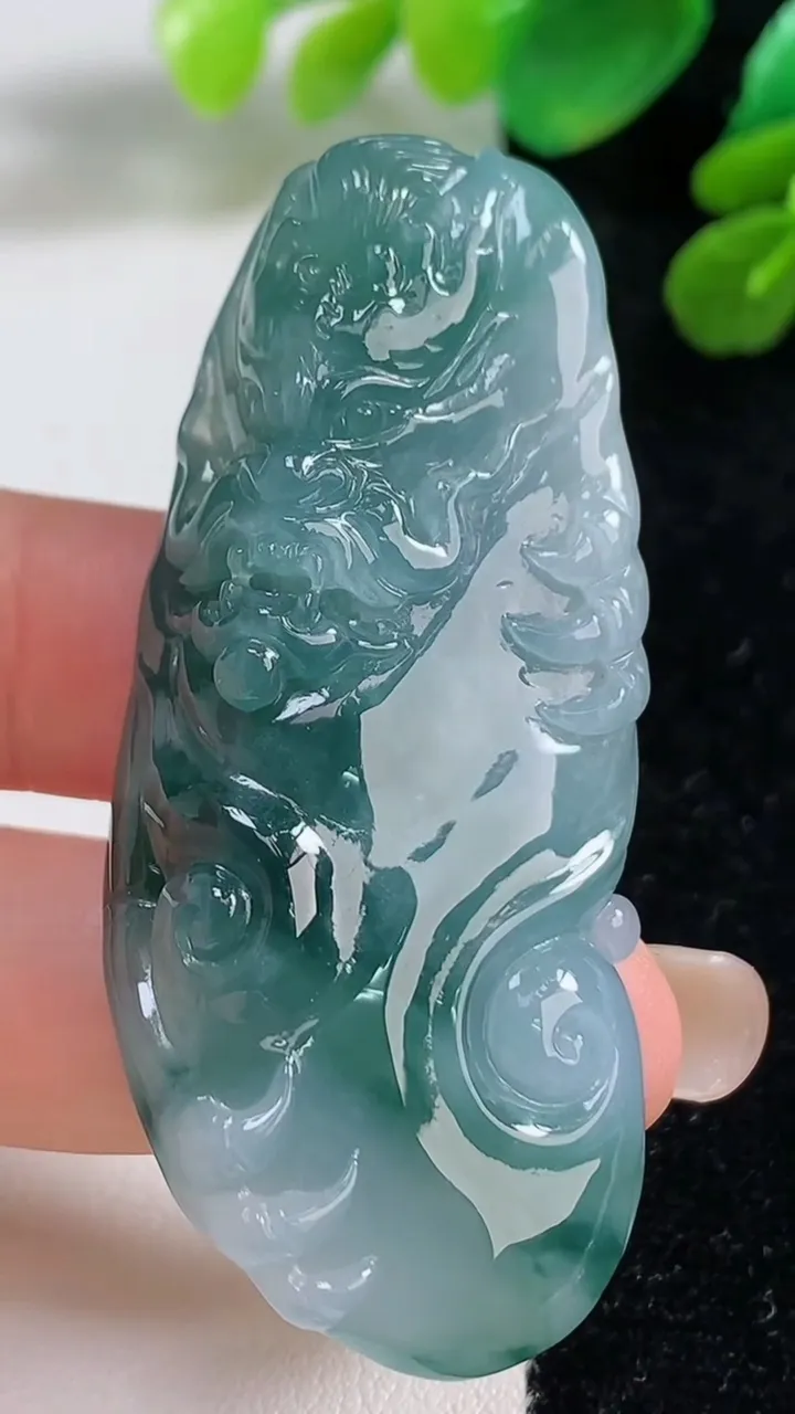 天然A货翡翠冰种飘花龙牌吊坠，尺寸59-25.6-10.4，重量:30.53g
9月7日