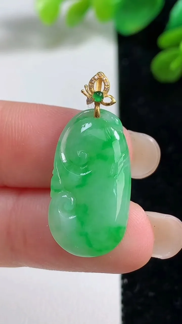 天然A货翡翠如意吊坠，尺寸23.8-12.8-3，重量:2.09g
9月7日