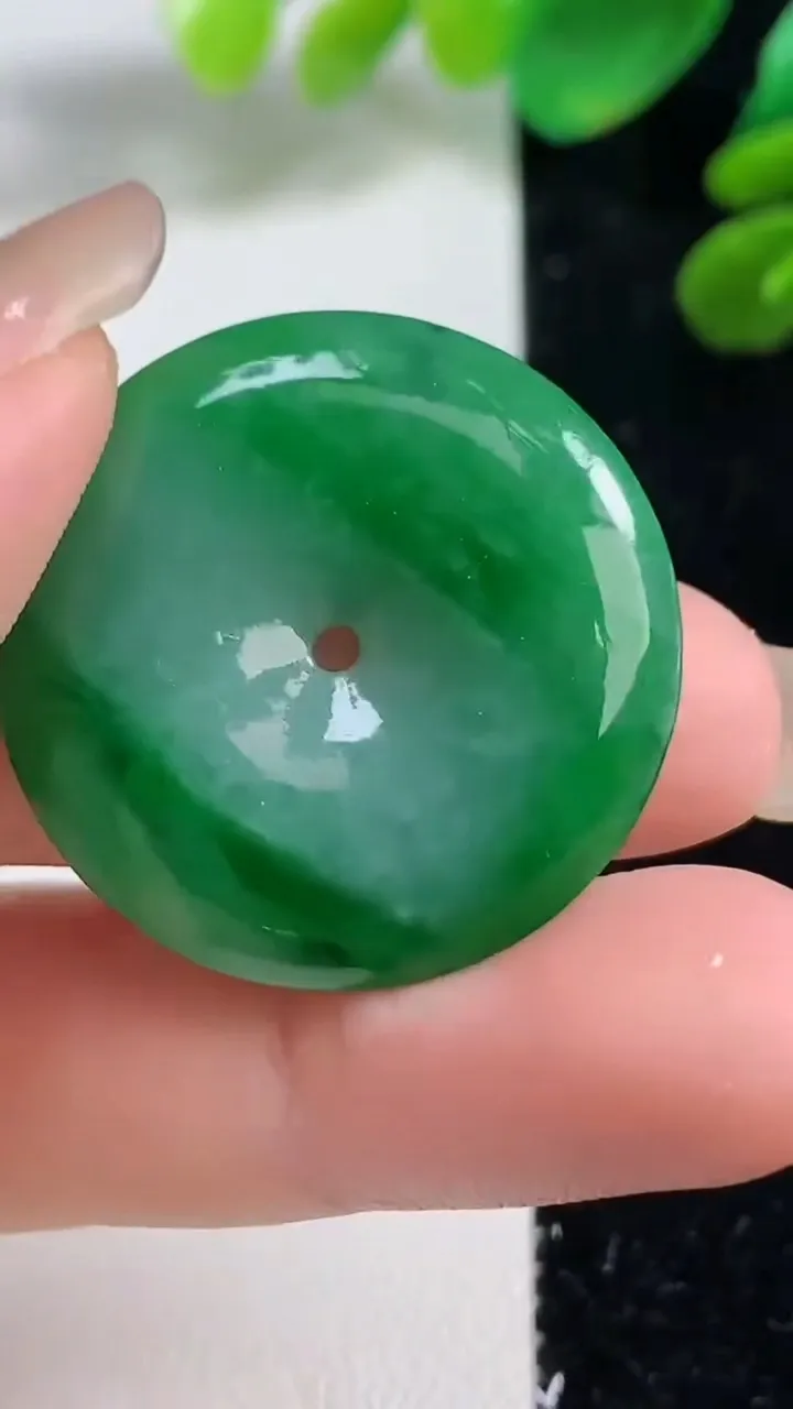 天然A货翡翠平安扣吊坠，尺寸29.6-5，重量:9.15g
9月7日