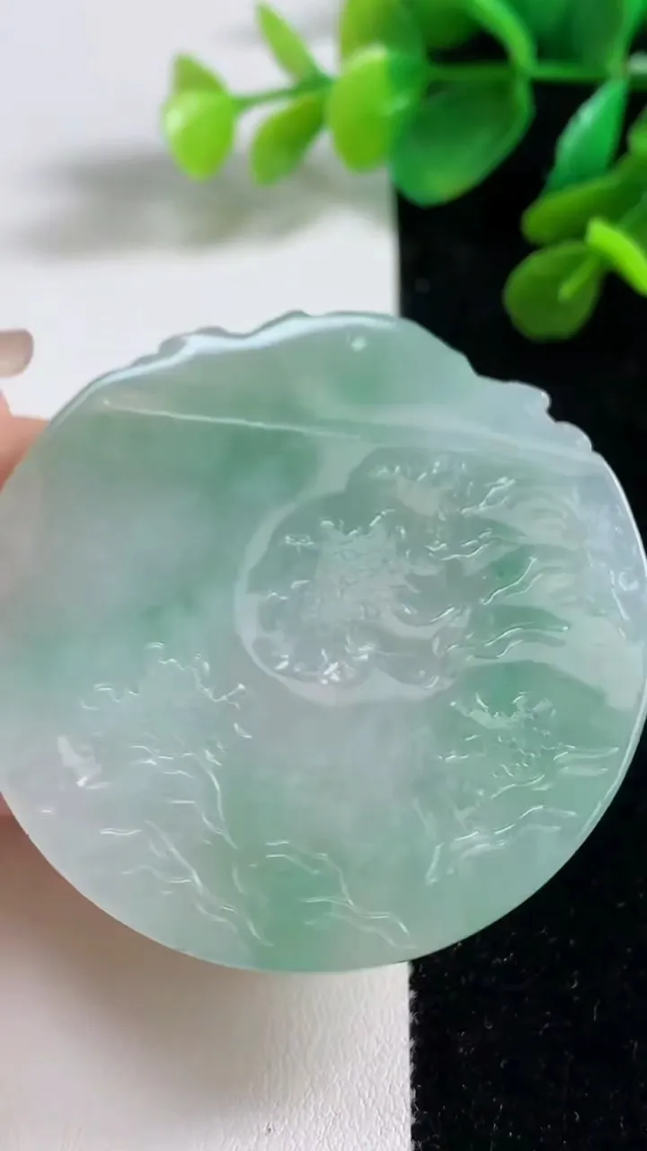 天然A货翡翠山水牌吊坠，尺寸51.7-5.5，重量:30.60g
9月7日