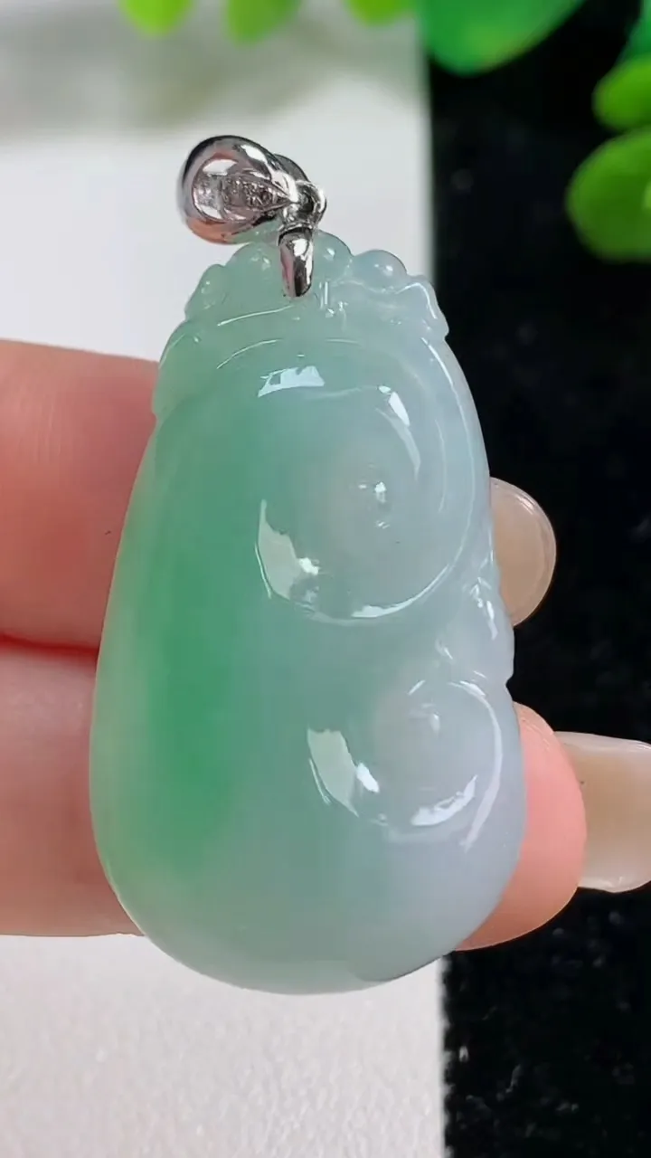 天然A货翡翠如意吊坠，尺寸35.7-20.6-5.6，重量:8.80g
9月7日