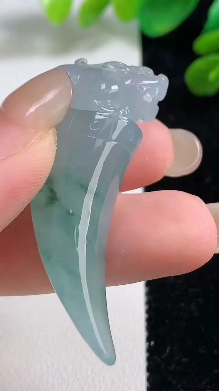 天然A货翡翠冰种飘花龙牙吊坠，尺寸44.7-21-12，重量:16.14g
9月7日