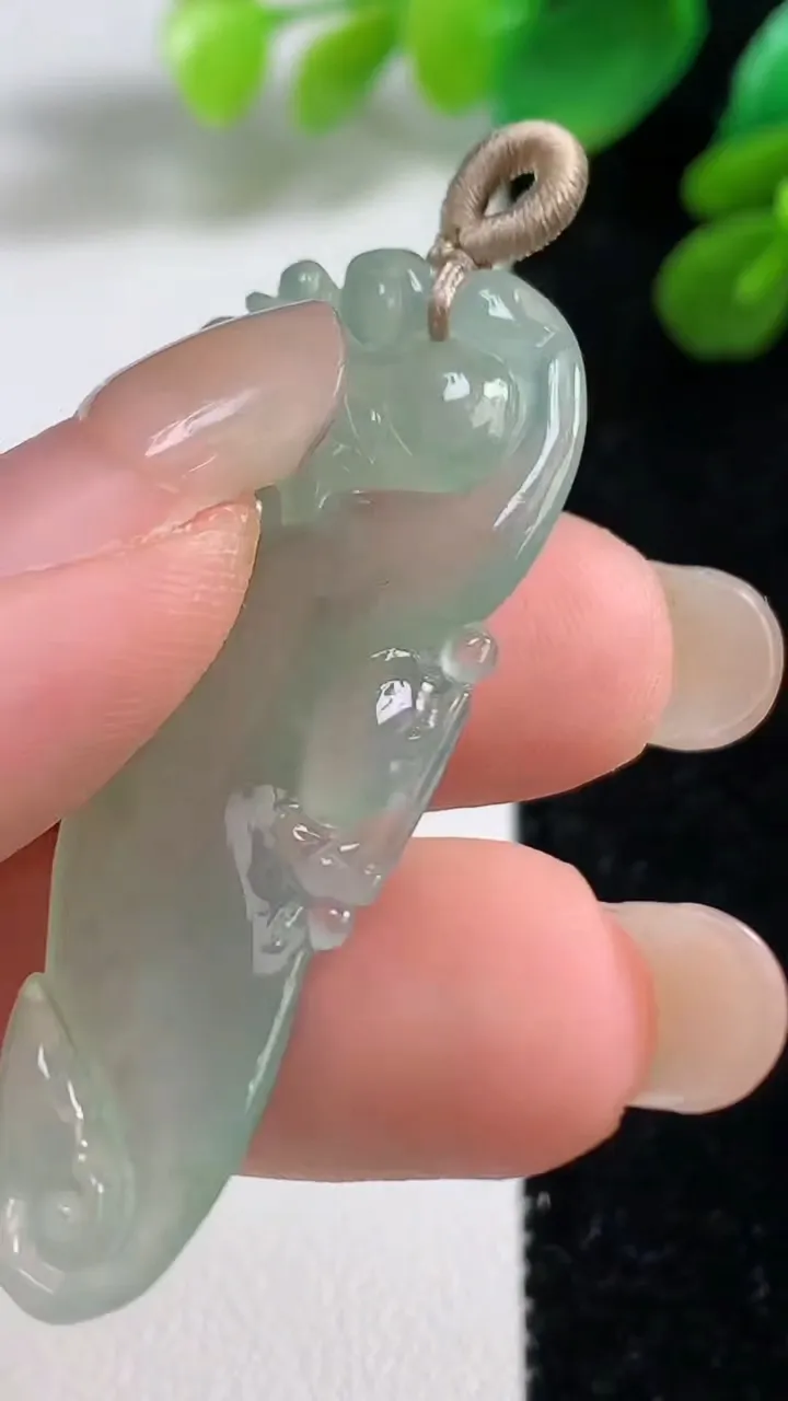 天然A货翡翠龙牌吊坠，尺寸45.8-16.8-4，重量:5.60g
9月7日