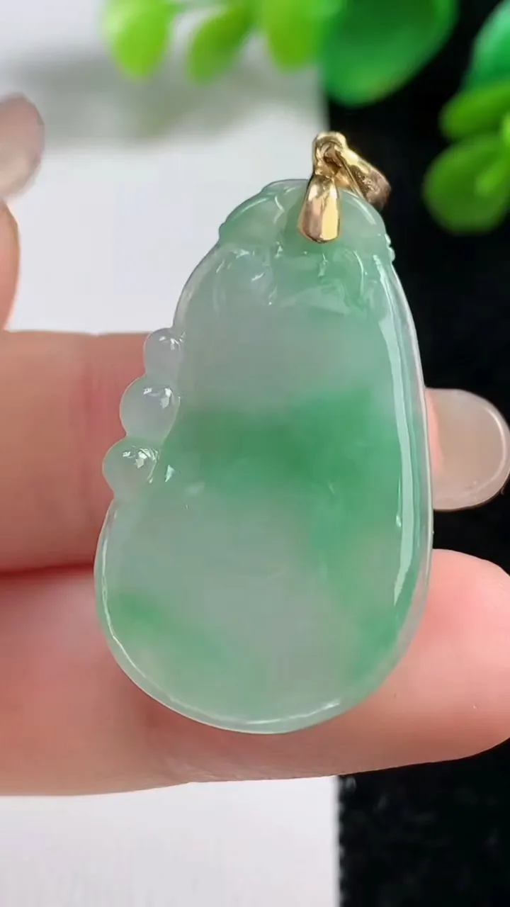 天然A货翡翠福瓜吊坠，尺寸33.2-20-5.7，重量:7.47g
9月7日