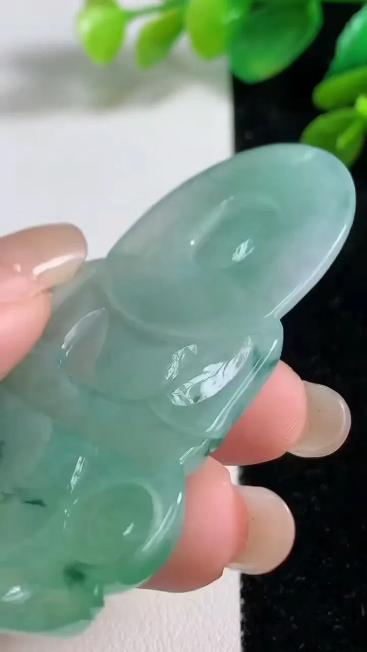 天然A货翡翠观音菩萨吊坠，尺寸63.5-39-6，重量:24.65g
9月7日
