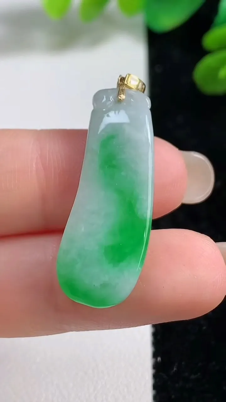 天然A货翡翠福瓜吊坠，尺寸32.8-11.6-5，重量:4.26g
9月7日