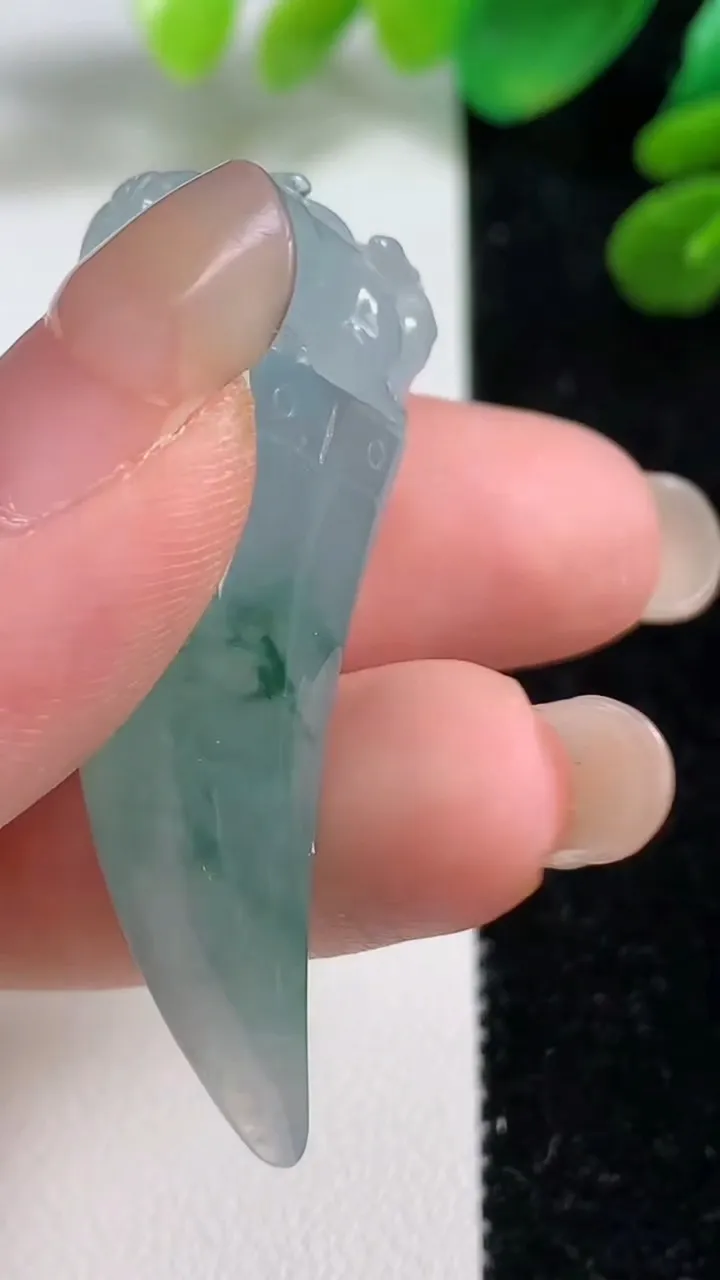 天然A货翡翠冰种飘花龙牙吊坠，尺寸44.7-21-12，重量:16.14g
9月7日