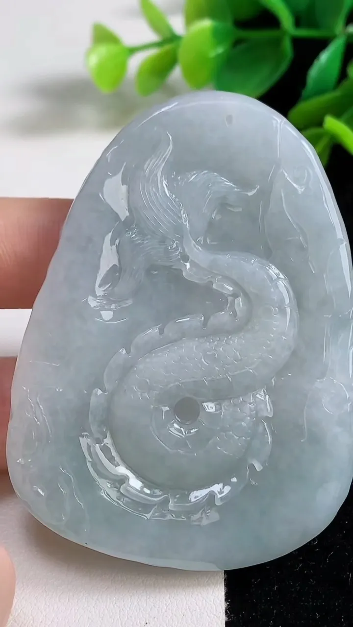 天然A货翡翠龙牌吊坠，尺寸67.3-48.5-9，重量:47.57g
9月7日