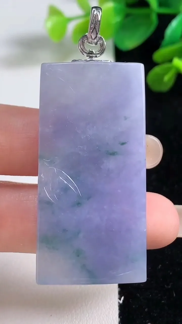 天然A货翡翠种紫罗兰飘花无事牌吊坠，尺寸48-23.7-5.2，重量:21.15g
9月7日