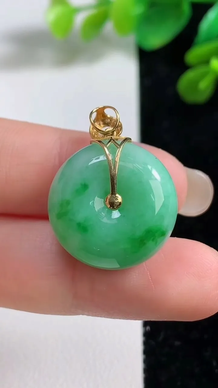 天然A货翡翠平安扣吊坠，尺寸20-10，重量:9.12g
9月7日