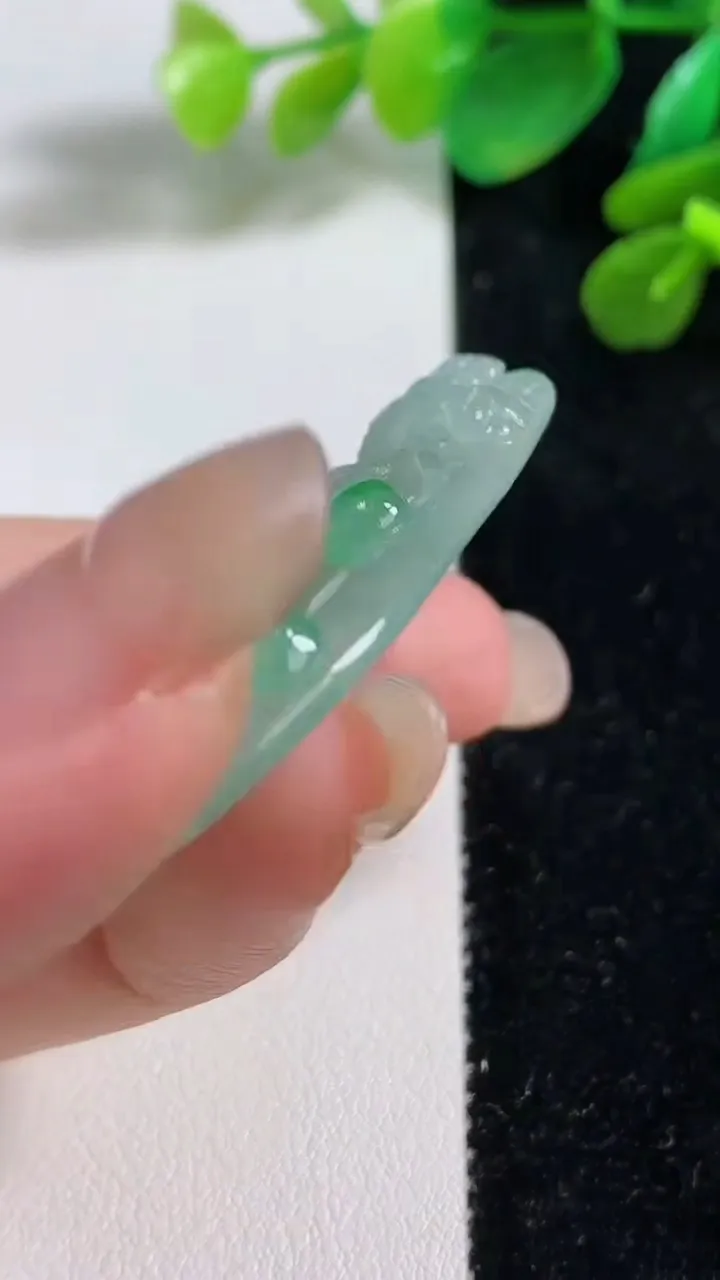 天然A货翡翠普贤菩萨吊坠，尺寸48.2-37.8-6，重量:18.03g
9月7日