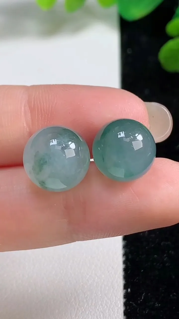 天然A货翡翠冰种飘花圆珠镶嵌件一对，尺寸11.7，重量:6.45g
9月7日