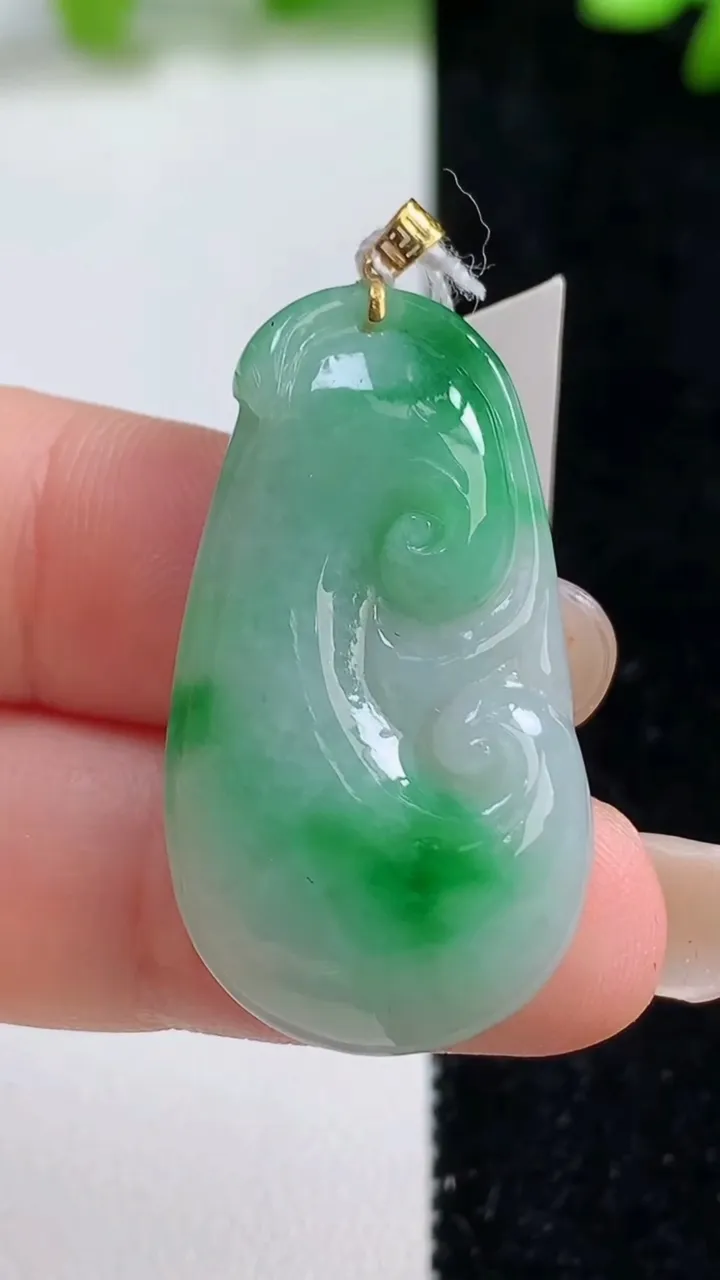 天然A货翡翠如意吊坠，尺寸35.2-8.8-5，重量:6.66g
9月8日
