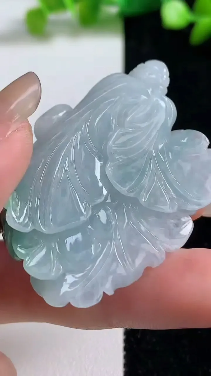 天然A货翡翠冰种飘花白菜吊坠，尺寸49.6-37.5-11.6，重量:27.80g
9月8日
