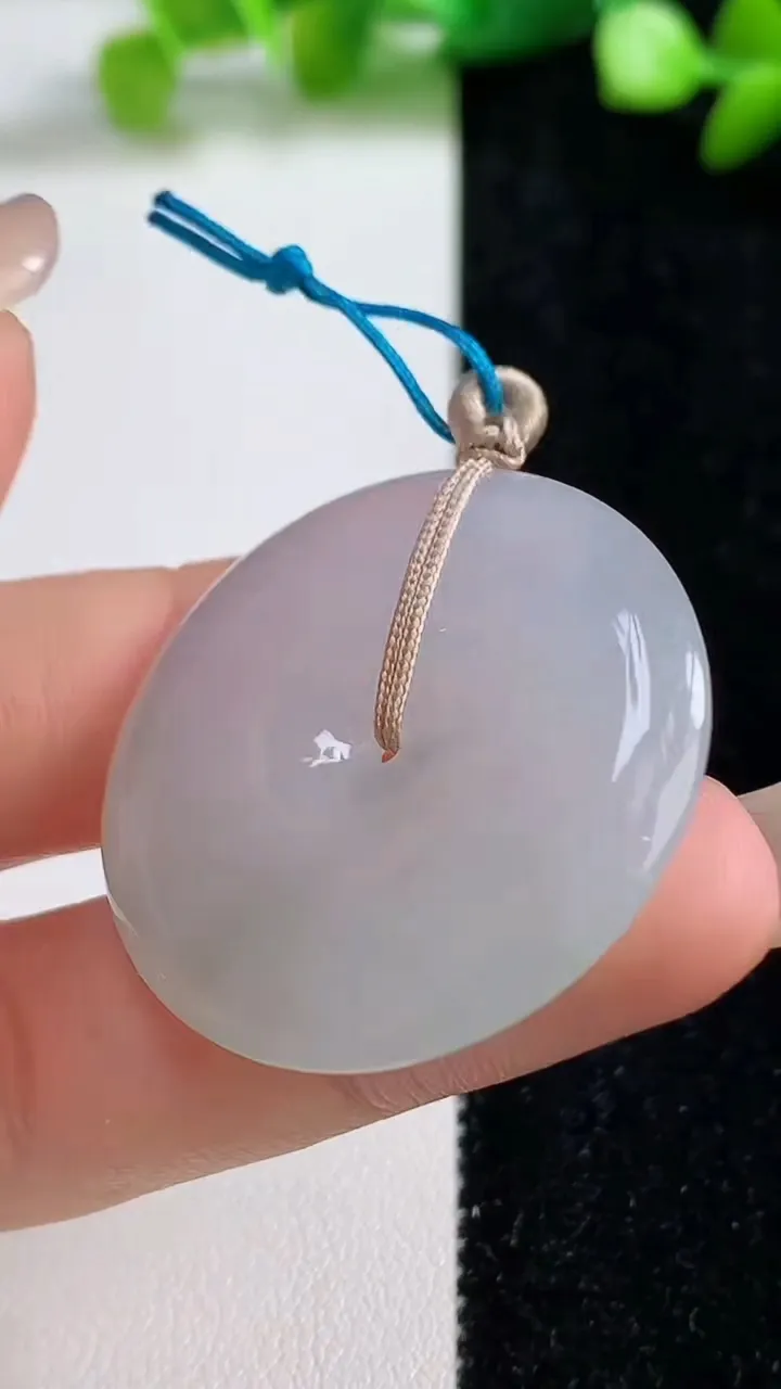 天然A货翡翠平安扣吊坠，尺寸33.6-5.2，重量:13.27g
9月8日