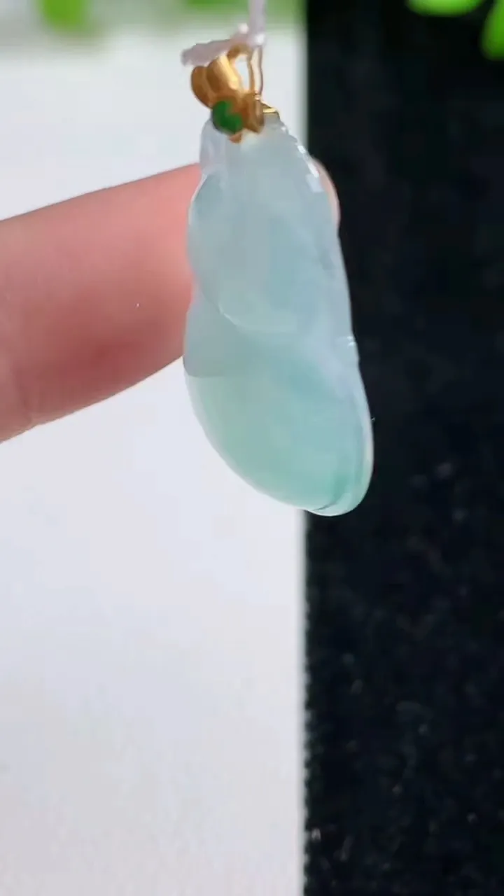 天然A货翡翠葫芦吊坠，尺寸26.3-17-4.8，重量:3.74g
9月8日