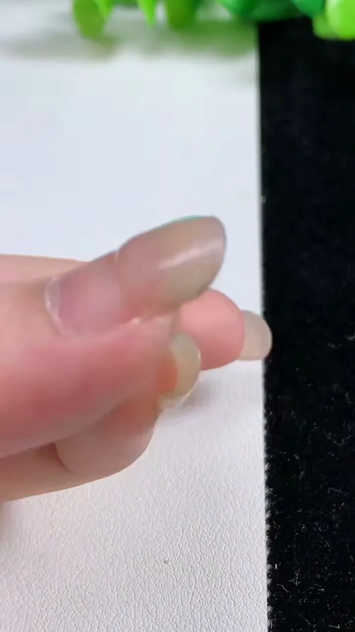 天然A货翡翠平安扣吊坠，尺寸39.7-5.7，重量:20.58g
9月8日