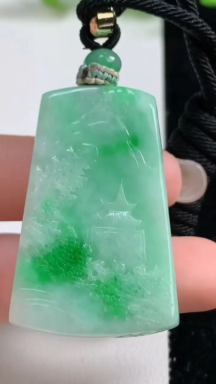 天然A货翡翠山水牌吊坠，尺寸42.6-26.5-10，重量:32.30g
9月8日