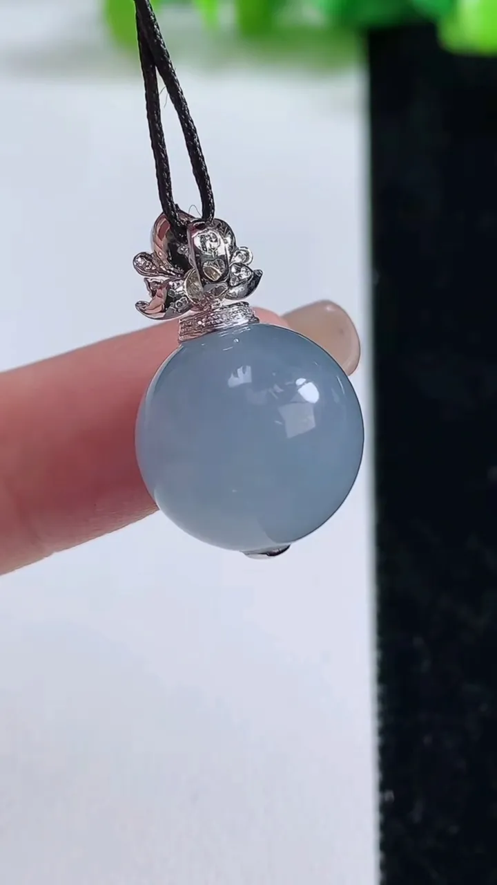 天然A货翡翠18k金紫罗兰圆珠吊坠，尺寸14.6，重量:6.45g9月8日
工厂直销收藏佳品,种好水足，色泽均匀，有种有色，上手高大气！