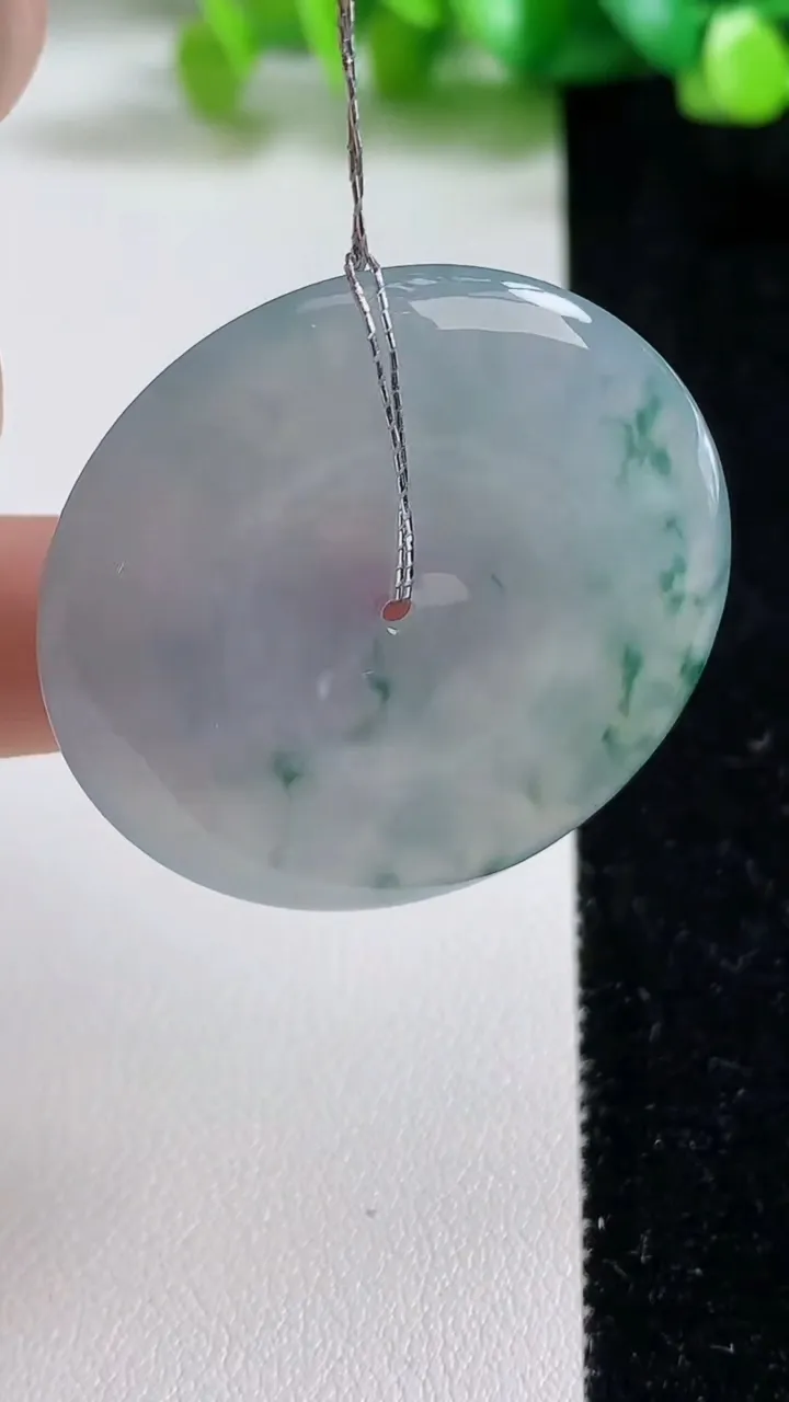 天然A货翡翠种飘花平安扣吊坠，尺寸39-5.4，重量:18.80g
9月8日