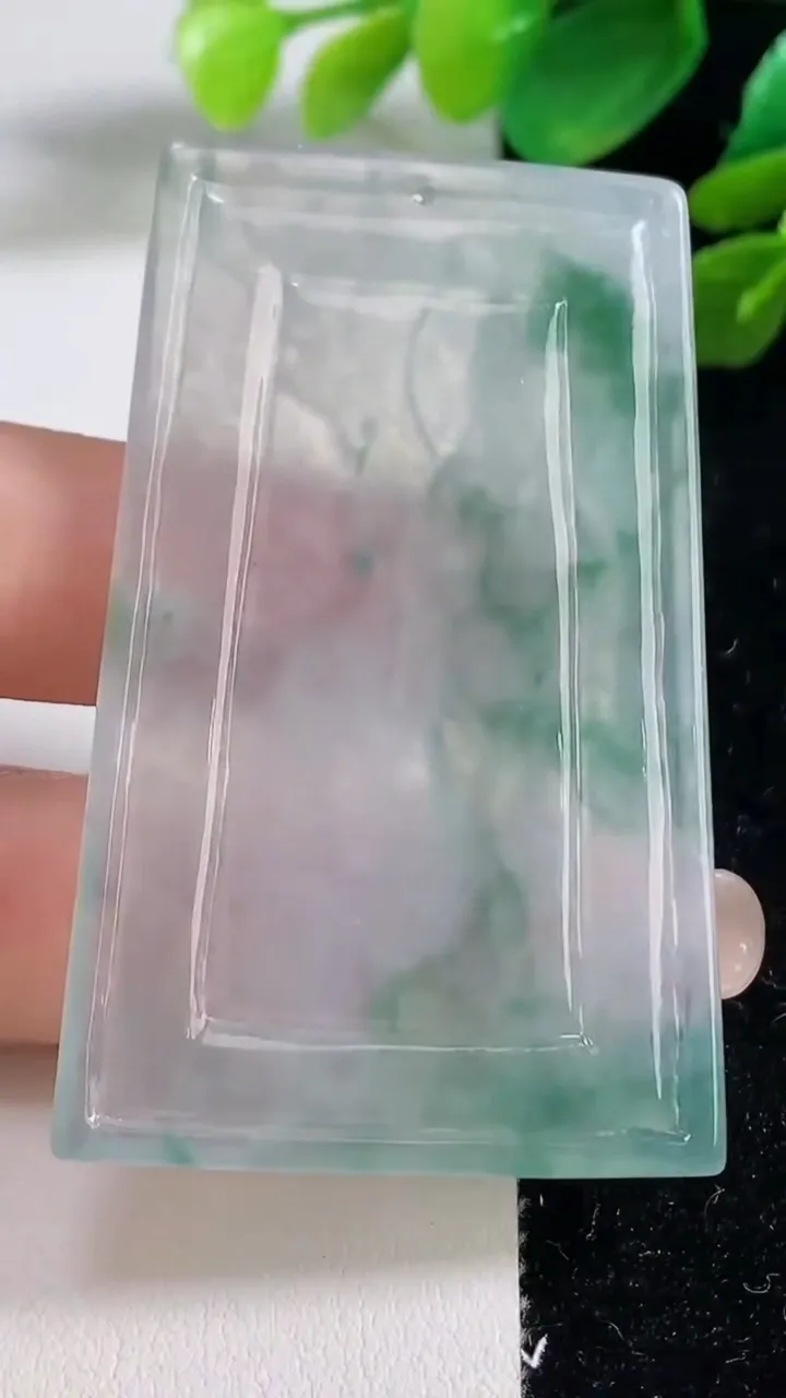 天然A货翡翠种飘花山水观音菩萨吊坠，尺寸58.2-36.8-4.7，重量:25.33g
9月8日