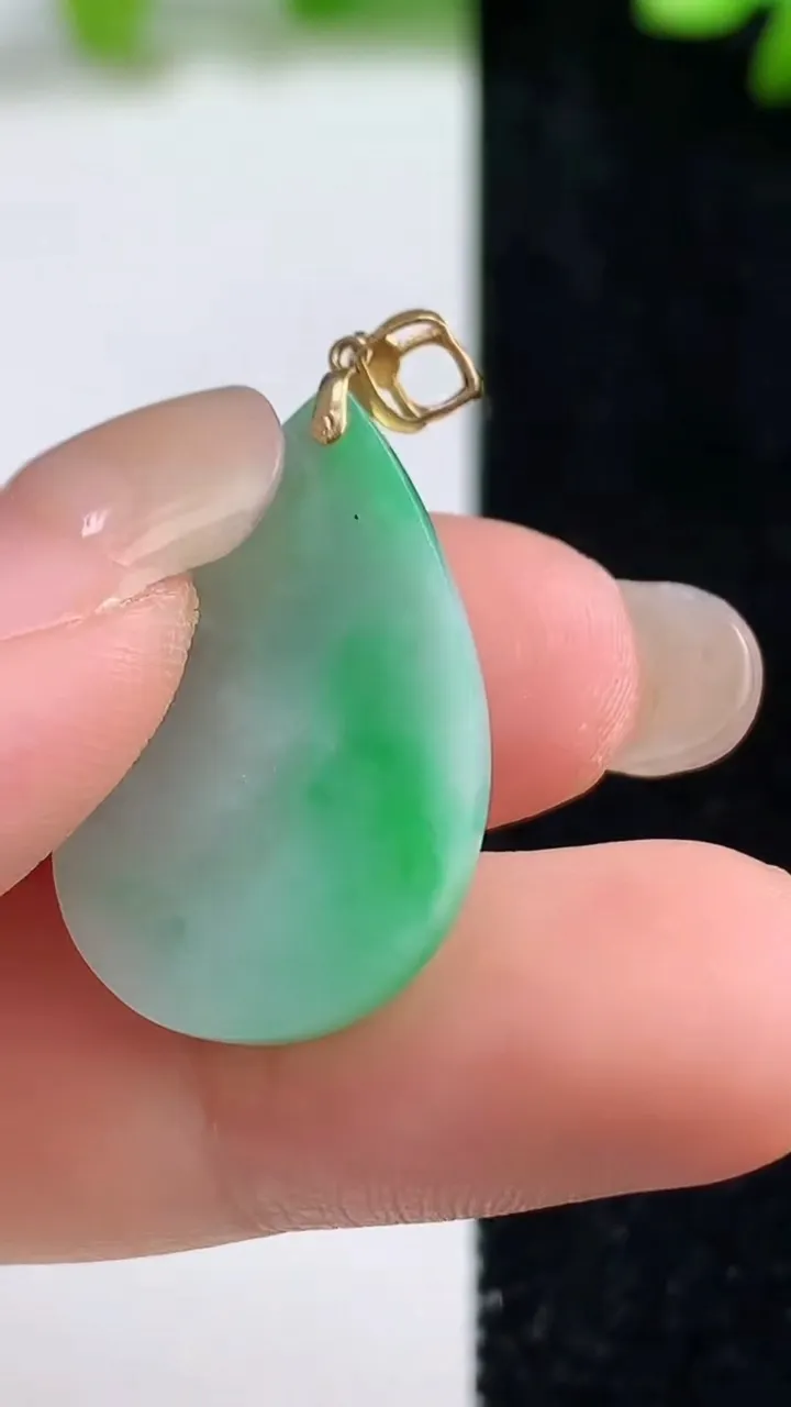 天然A货翡翠水滴吊坠，尺寸27.3-17-3.8，重量:4.16g
9月8日