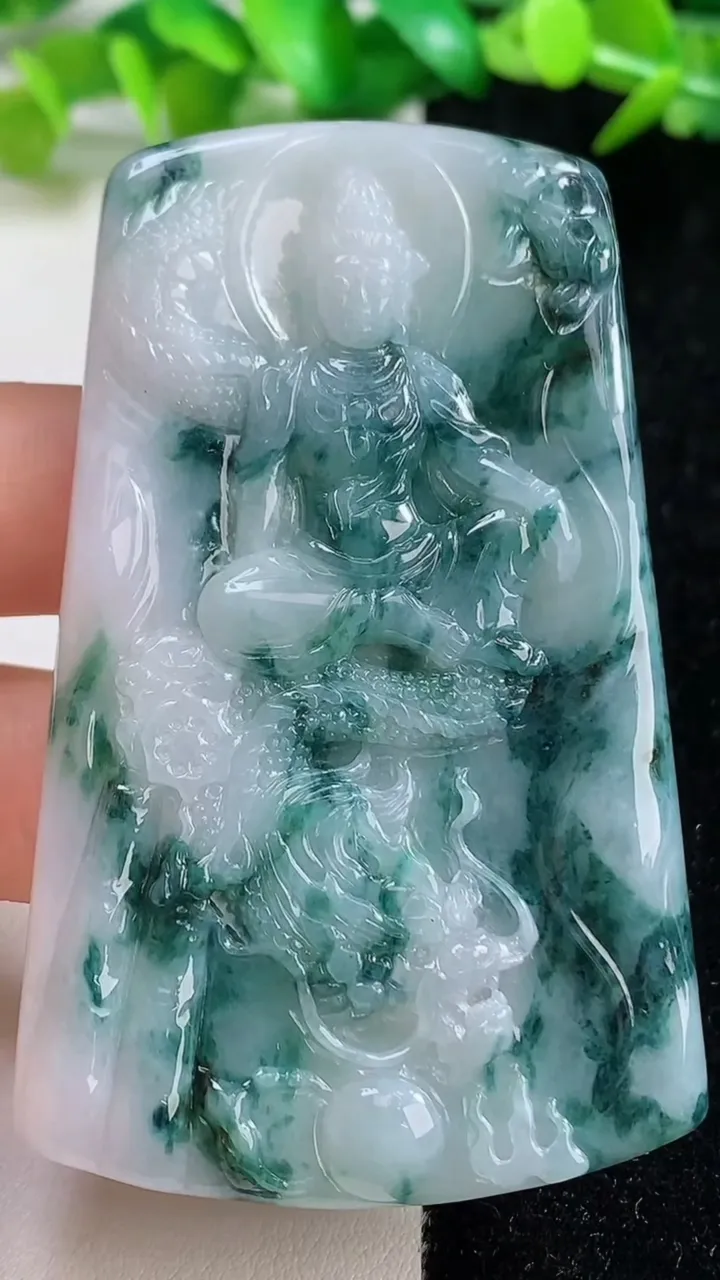 天然A货翡翠飘花御龙观音菩萨吊坠，尺寸71.1-43.6-5，重量:39.36g
9月8日