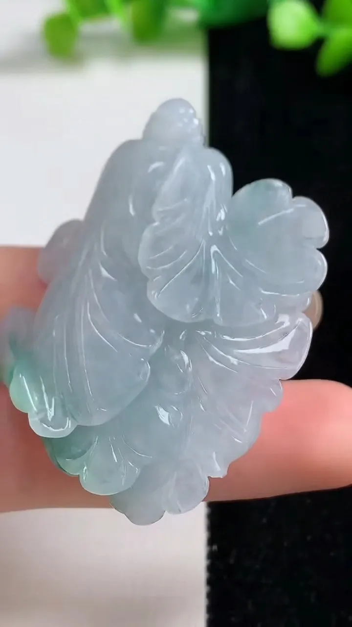 天然A货翡翠冰种飘花白菜吊坠，尺寸49.6-37.5-11.6，重量:27.80g
9月8日