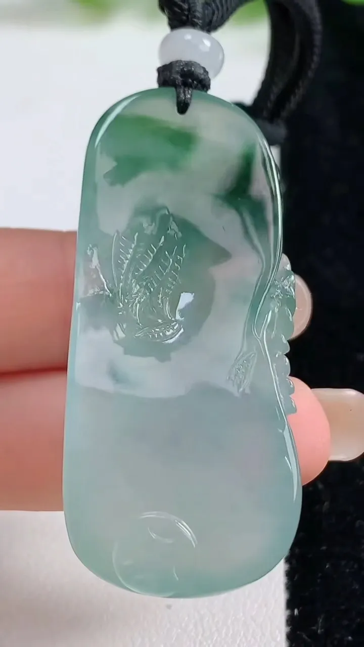 天然A货翡翠种飘花山水牌吊坠，尺寸49-5，重量:25.82g
9月8日