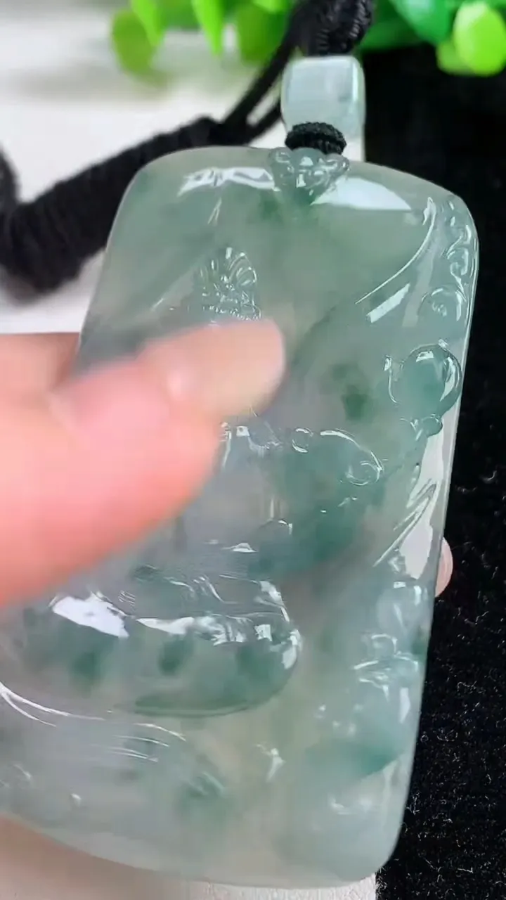 天然A货翡翠种飘花大势至观音菩萨吊坠，尺寸71.3-42-5.5，重量:44.36g
9月8日