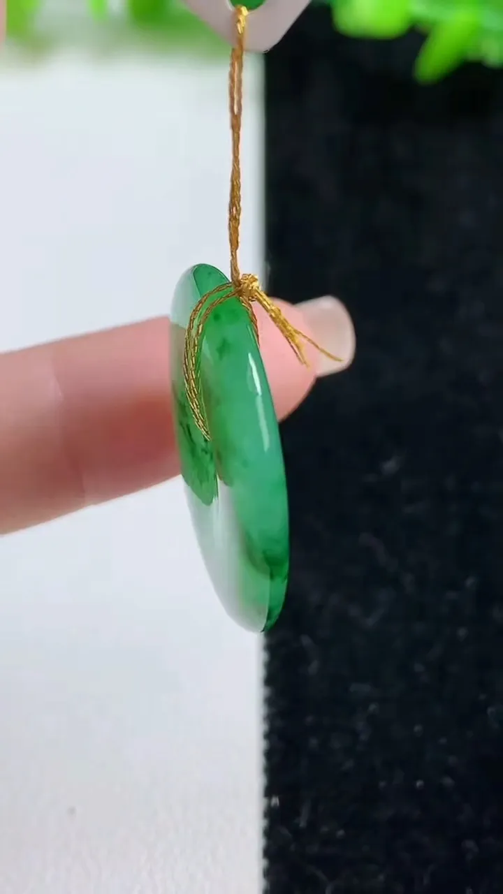 天然A货翡翠平安扣吊坠，尺寸25-3.6，重量:5.36g
9月8日