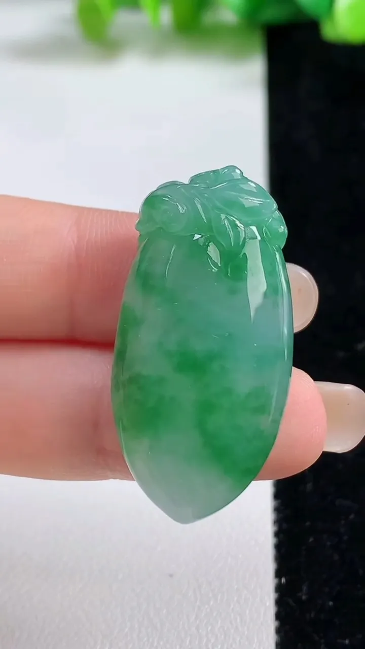 天然A货翡翠福瓜吊坠，尺寸36.6-18.6-9.7，重量:13.01g
9月8日